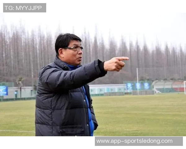 吕文君分享夺冠喜悦与恩师徐根宝合影重温崇明足球情怀