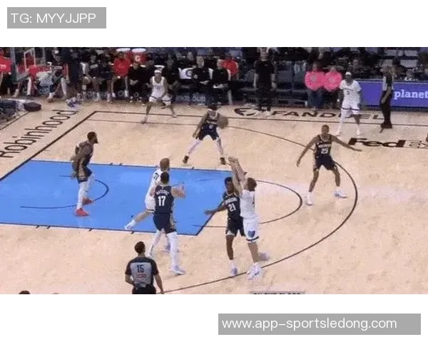 温情瞬间斯潘塞兄弟对决引发勇士灰熊球员教练球迷共鸣欢笑 温情瞬间斯潘塞兄弟对决引发勇士灰熊球员教练球迷共鸣欢笑